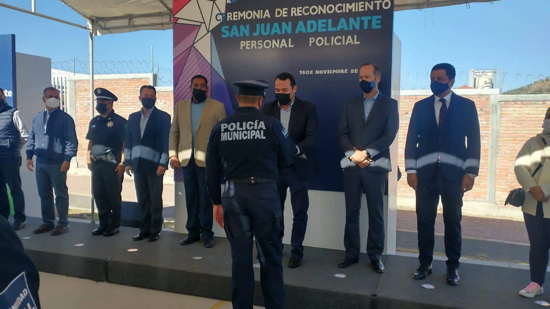 reconocen a policías